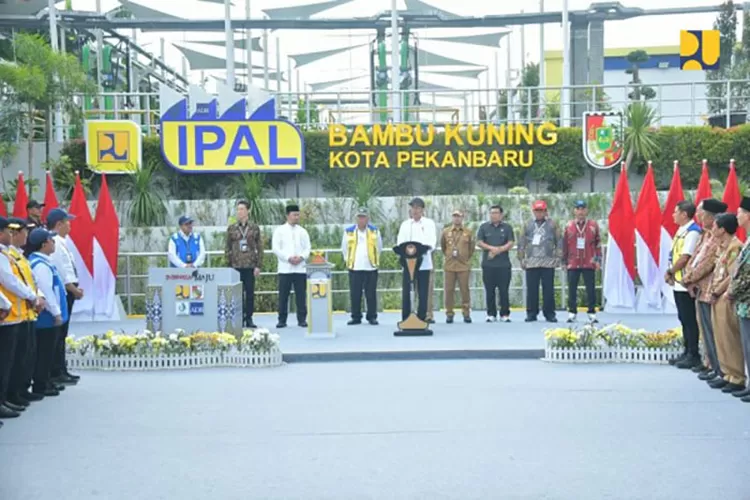 Presiden Jokowi mengatakan, mulai hari ini masyarakat kota Pekanbaru memiliki Sistem Pengelolaan Air Limbah Domestik Terpusat (SPALDT) untuk mengolah air limbah di kota Pekanbaru.