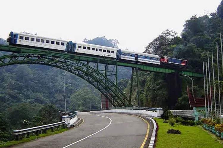Banyak jalur kereta api di Sumatera Barat yang sudah beralih fungsi. Tak sedikit warga yang bangun rumah dan ruko di jalan kereta api.