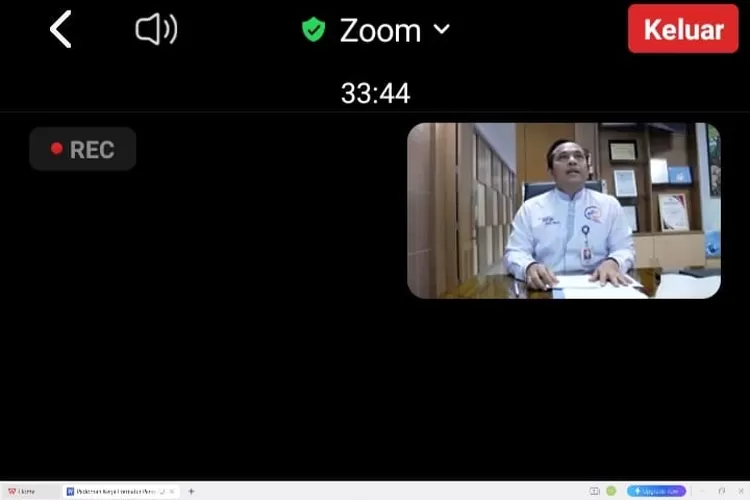 Pjs Dirut Bank Nagari saat memimpin Rapat Perdana Forum TJSL-BU Sumbar via Zoom, Jumat (7/6). (Tangkapan layar)