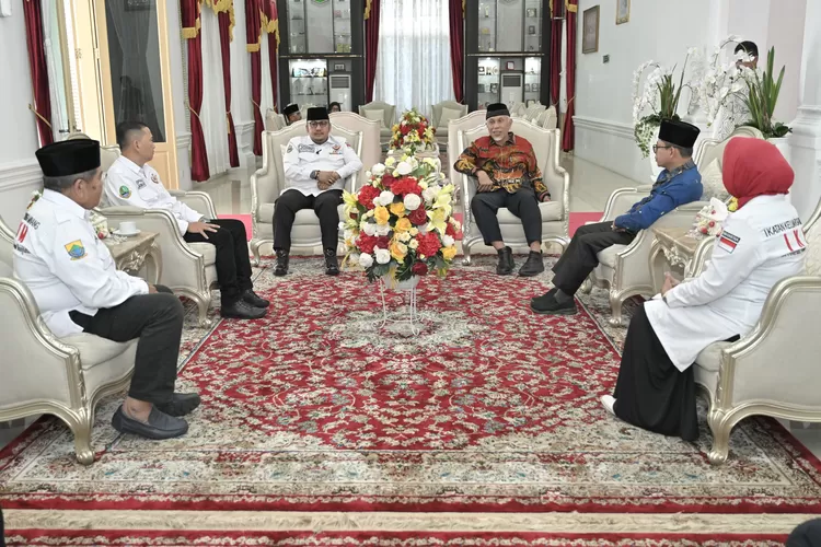 Gubernur Sumbar Mahyeldi Ansharullah saat menerima donasi tersebut di Istana Gubernuran, Kamis, 6 Juni 2024. (Humas Pemprov Sumbar )