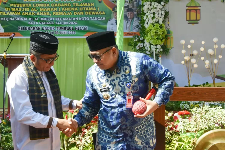 Wali Kota Padang periode 2021-2024 Hendri Septa bersama Pj Wako Padang Andree Algamar. (Humas Pemko Padang )