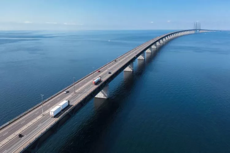Rencana pembangunan salah satu jembatan terpanjang di dunia yang akan menghubungkan Indonesia dengan Malaysia saat ini tengah dibahas. Adapun bentuk rencana itu merupakan pembangunan jembatan lintas Asia yang sangat panjang dan indah.