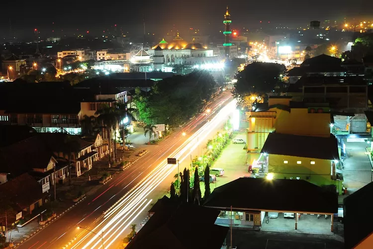 Kota Palembang merupakan kota tertua di Indonesia berumur setidaknya 1337 tahun jika berdasarkan prasasti Sriwijaya yang dikenal sebagai prasasti Kedudukan Bukit. Menurut Prasasti yang berangka tahun 16 Juni 682. Kota Palembang sudah berusia 1271 tahun