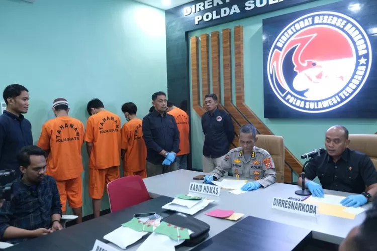 Direktur Reserse Narkoba Polda Sulawesi Tenggara AKBP Ardiyanto Tedjo Baskoro mengungkap jaringan narkoba yang dikendalikan dari dalam Lapas di Kota Kendari. Foto: Humas Polri