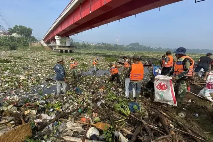 Banjir limbah sampah kiriman tersebut berasal dari Cekungan Bandung
