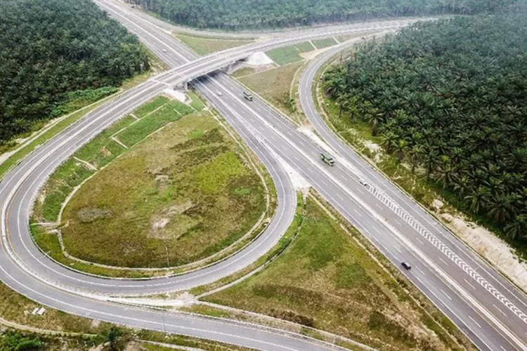 Provinsi Riau kini memiliki tiga jalan tol yang tuntas sepenuhnya dengan total panjang 186 km. Keberadaan jalan tol ini telah meningkatkan efisiensi logistik, mengurangi biaya transportasi, dan berdampak positif pada sektor industri serta perkebunan.
