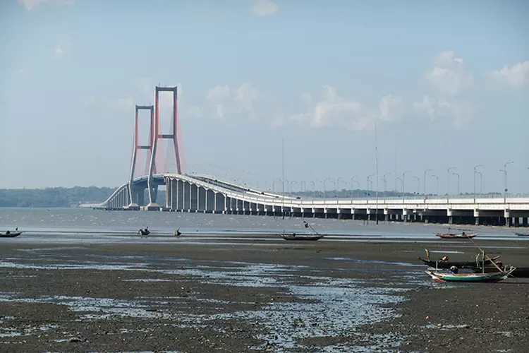 Pada tahun 2018 tepatnya pada era Pemerintahan Presiden Jokowi, Jembatan tol Suramadu ini berubah status menjadi non tol. Hal itu diumumkan langsung oleh Jokowi sehingga para pelintas dapat melintasi jembatan ini secara gratis.