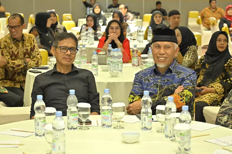 Kepengurusan Ikasmantri Dilantik, Gubernur Apresiasi Peran Besar Alumni SMA 3 Padang bagi Kemajuan Sumbar (Humas Pemprov Sumbar )