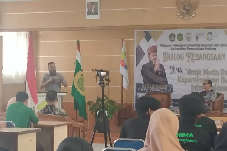 Jadi narasumber di Universitas Taman Siswa Padang, Fadly Amran Berbagi cerita jadi Kepala Daerah diusia muda.