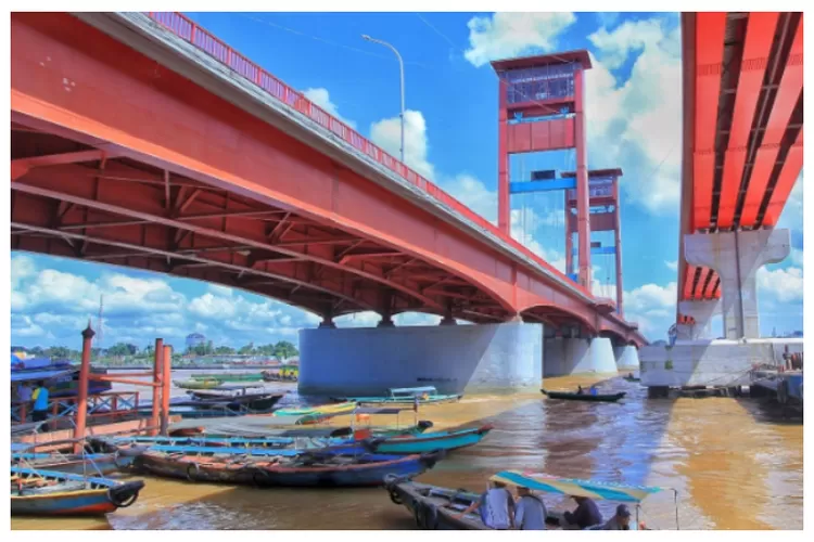 Provinsi Sumatera Selatan punya jembatan yang menjadi lambang kota dan berada di tengah kota Palembang.