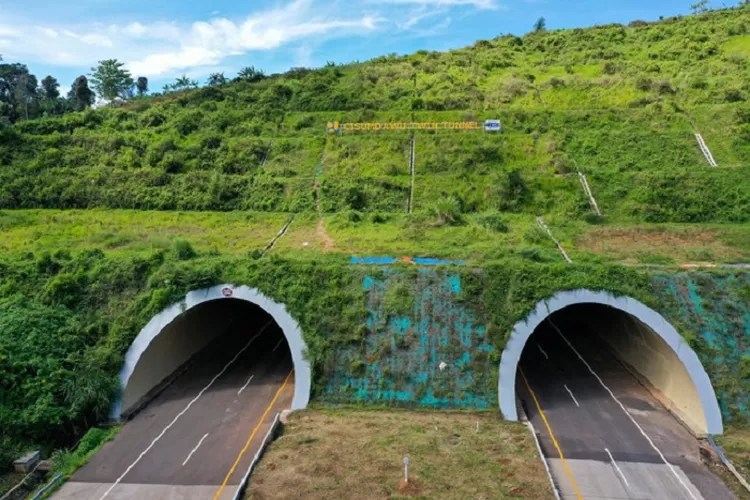 Terowongan kembar di Jalan Tol Cisumdawu