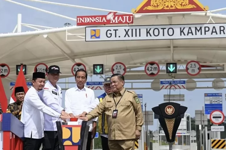 Presiden Joko Widodo meresmikan Jalan Tol Trans Sumatera
