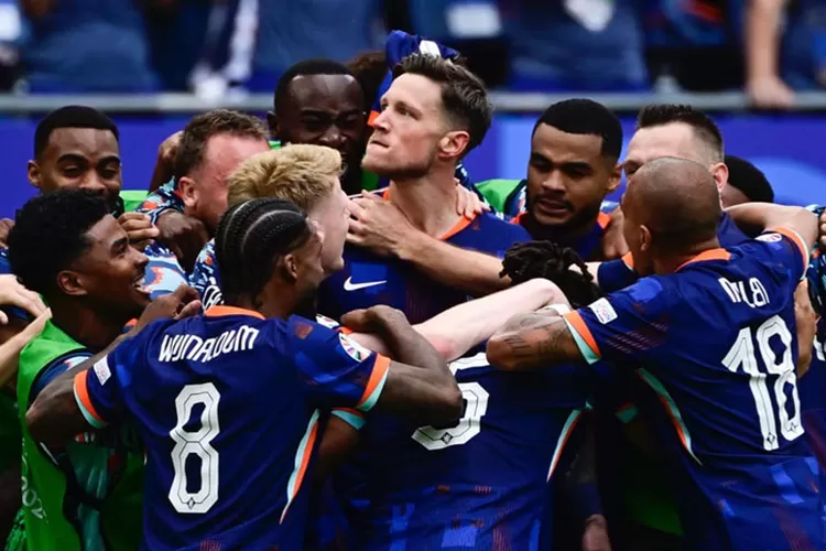 Pemain Timnas Belanda merayakan gol kedua yang dicetak Wout Weghorst ke gawang Polandia (UEFA)