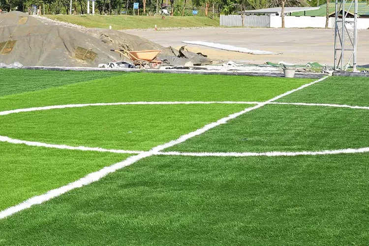Ilustrasi proyek pergantian rumput lapangan sepakbola Stadion Haji Agus Salim di Provinsi Sumatera Barat untuk digunakan tim Semen Padang FC di Liga 1 Indonesia. (Dok: Integral Grass)
