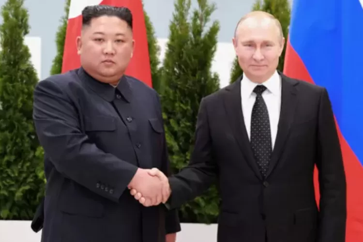 Presiden Rusia, Vladimir Putin melakukan kunjungan pertama kali ke Korea Selatan selama 24 tahun, disambut hangat Kim Jong Un. (KCNA via Reuters)