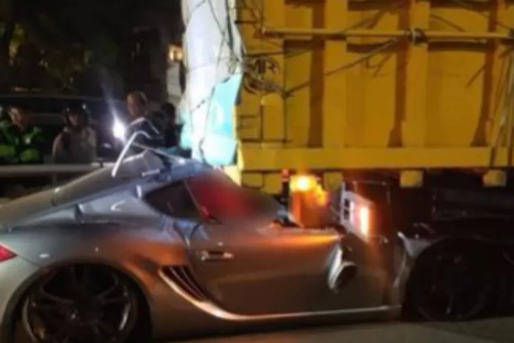 Mobil Sport Alami Kecelakaan Tabrak Truk Sampai Masuk Kolong di Tol Dalam Kota. (Instagram/@jktinfo)