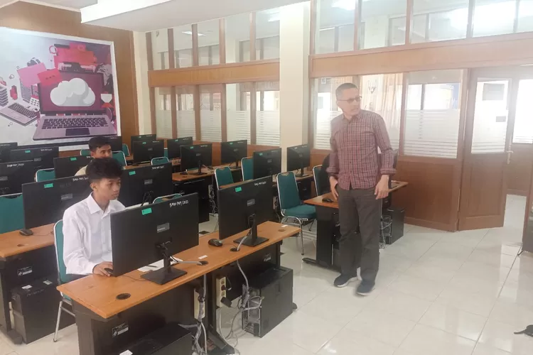 Wakil Direktur I PNP Revalin Herdianto PhD memantau pelaksanaan ujian masuk Prodi Teknik Alat Berat kerja sama dengan PT Trakindo di Padang, Sabtu, 15 Juni 2024. (Ist)
