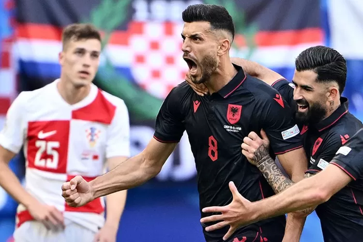 Pemain Albania Klaus Gjasula berhasil selamatkan timnya dari kekalahan atas Kroasia (UEFA)