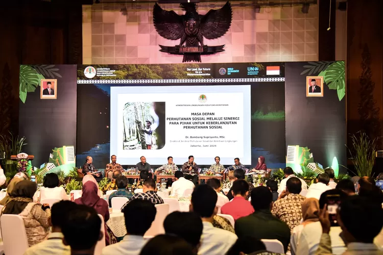Kementerian Lingkungan Hidup dan Kehutanan (KLHK) menyelenggarakan Workshop Sinergi Perhutanan Sosial bertajuk &quot;Mewujudkan Keadilan Pengelolaan Lahan kepada Masyarakat&quot; di Jakarta, Kamis (20/06/2024). (IST)