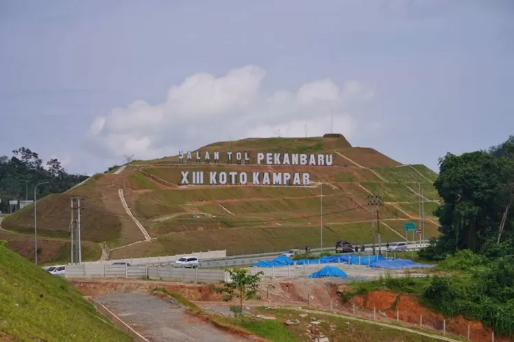 Jalan Tol Bangkinang-Koto Kampar di Provinsi Riau ynag baru saja diresmikan mendadak dibanjiri kendaraan saat cuti bersama Hari Raya Iduladha tahun 2024. Proyek ini bagian dari Jalan Tol Trans Sumatera (JTTS)&gt; (Dok: Media Center Riau)