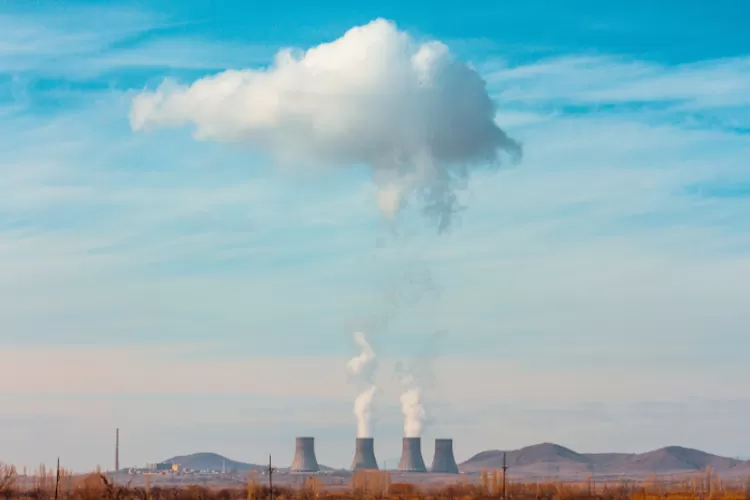 Pembangkit Listrik Tenaga Nuklir Pertama Ditargetkan Beroperasi pada 2032 (Freepik.com/@Wirestock)