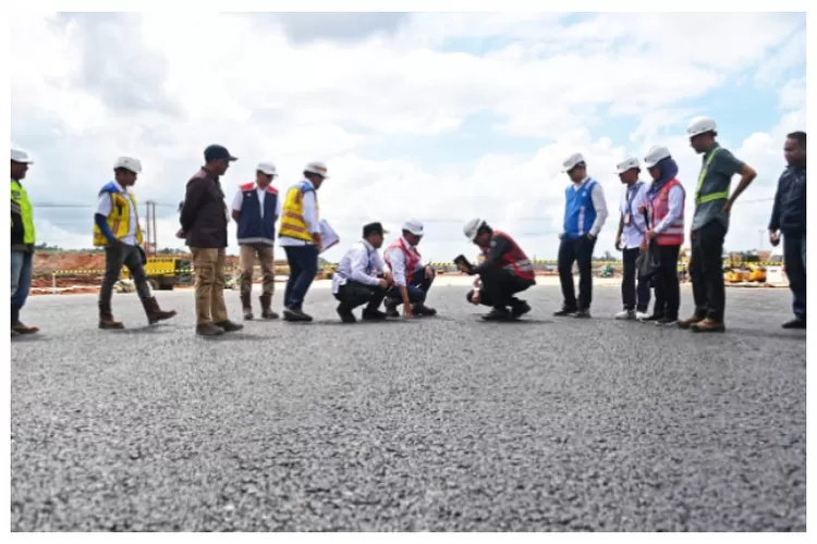 Menteri Perhubungan Budi Karya Sumadi kembali meninjau proyek pembangunan Bandara Ibu kota Nusantara (IKN), Jumat 21 Juni 2024.