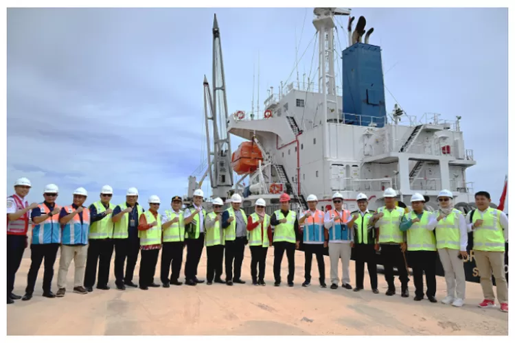 Ketua Komisi V DPR RI Lasarus bersama tim saat peninjauan ke Pelabuhan Internasional Kijing, Mempawah, Kalimantan Barat.