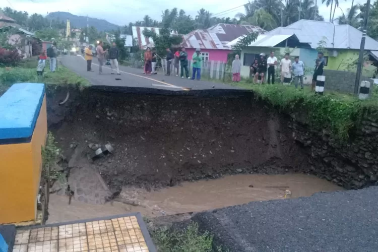Jalan Trans Sulawersi terputus akibat dihantam arus sungai