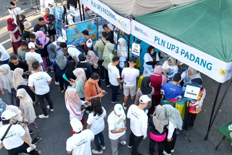 Semarak CFD Kota Padang, Ratusan Warga Antusias Lakukan Swacam PLN Mobile (Humas Pemko Padang )