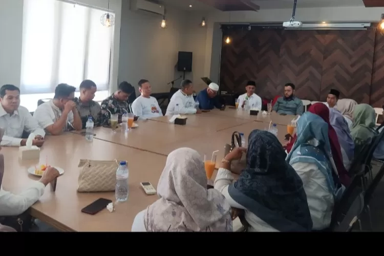 Fadly Amran mengadakan pertemuan dengan sejumlah guru MTs swasta di Kota Padang