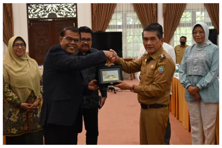 Anggota Komisi X DPR RI Adrianus Asia Sidot saat bertukar cenderamata disela-sela Kunjungan Kerja Komisi X DPR RI di Kantor Wali Kota Pontianak, Kota Pontianak, Kalimantan Barat.