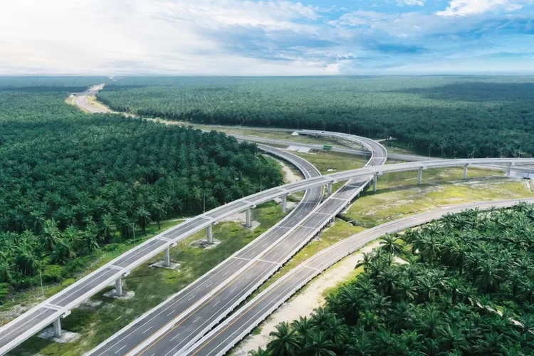 Ilustrasi pembangunan Jalan Tol Padang-Sicincin di Provinsi Sumetar Barat yang konstruksinya akan dirampungkan bersamaan dengan sejumlah proyek di Ibu Kota Nusantara (IKN). Proyek bagian Jalan Tol Trans Sumatera (JTTS) ini sebelumnya ditarget tuntas Juli 2024. (Dok: Hutama Karya)
