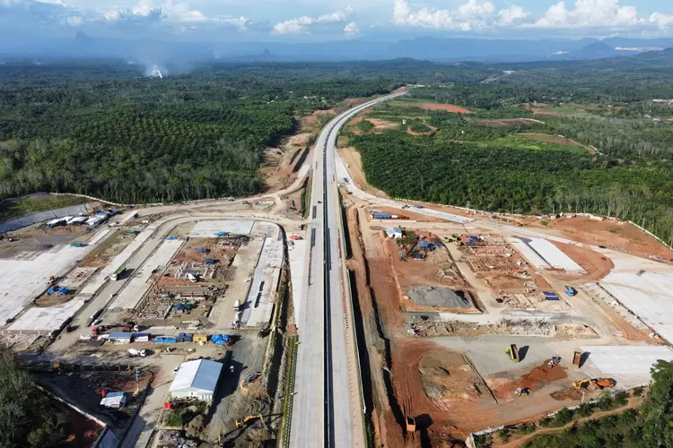 Pembangunan lanjutan jalan Tol Bengkulu - Lubuk Linggau akan dimulai pada tahun depan. Bahkan, nantinya ada dua kecamatan di Kabupaten Rejang Lebong yang akan dibuat pintu keluar jalan tol di Rejang Lebong.