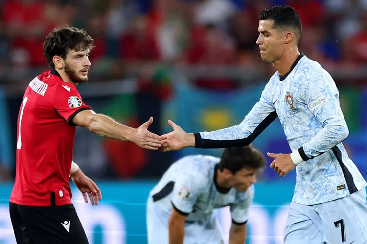 Khvicha Kvaratskhelia dan Cristiano Ronaldo pasca pertandingan Euro 2024 antara Georgia vs Portugal (UEFA)