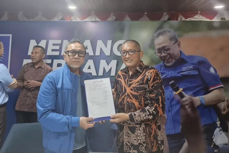Zulhas Serahkan SK Cawako Padang Kepada Hendri Septa