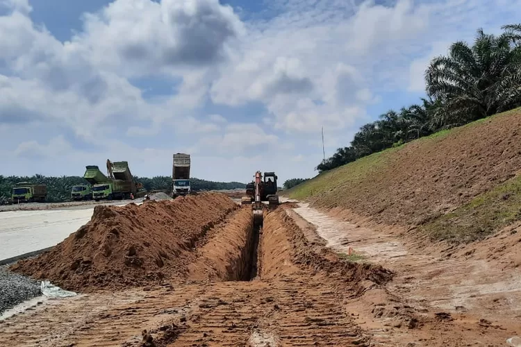 Ilustrasi pembangunan Jalan Tol Bayung Lencir-Tempino di Provinsi Jambi yang tidak sesuai target. Jalan tol rangkaian Jalan Tol Trans Sumatera (JTTS) ini tertunda akibat pembebasan lahan yang belum terselesaikan. (Dok: PT Bina Rekayasa Anugrah)