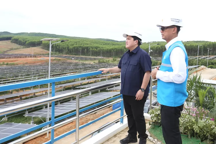 Menteri BUMN Erick Thohir (kiri) bersama Direktur Utama PLN Darmawan Prasodjo (kanan) saat meninjau pembangkit listrik tenaga surya (PLTS) Ibu Kota Nusantara, di Penajam Paser Utara, Kalimantan Timur, Sabtu (29/6). (Humas PLN )