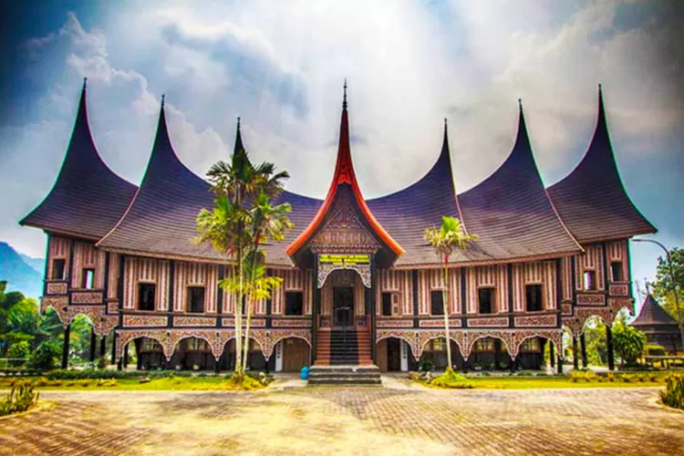 Kota Pariaman diresmikan sebagai kota otonom oleh Menteri Dalam Negeri, Hari Sabarno pada tanggal 2 Juli 2002 berdasarkan Undang-undang Nomor 12 Tahun 2002 tentang pembentukan kota Pariaman di Provinsi Sumatera Barat.