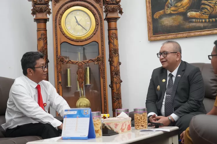 Penjabat (Pj) Wali Kota Padang Andree Harmadi Algamar menerima kunjungan Kepala Otoritas Jasa Keuangan (OJK) Sumatera Barat (Sumbar) yang baru, Roni Nazra, di ruang kerjanya, Kantor Balaikota Lama, Senin, 1 Juli 2024. (Humas Pemko Padang )