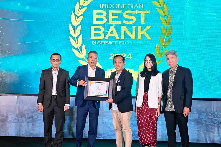 Direktur Utama Bank Nagari Gusti Candra (tengah) saat menerima penghargaan bagi Bank Nagari di Kempinski Hotel Indonesia, Jakarta, Selasa (2/7). IST
