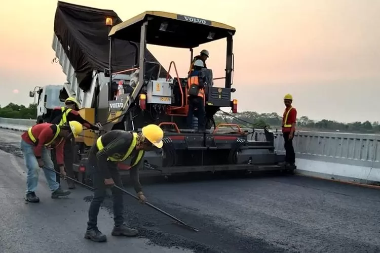 Ilustrasi pembangunan sejumlah proyek jalan tol di Provinsi Sumatera Utara yang akan rampung di akhir tahun 2024 berbarengan dengan berakhirnya jabatan POresiden Jokowi. Proyek ini rangkaian dari Jalan Tol Trans Sumatera (JTTS). (Dok: Indotruck Utama)