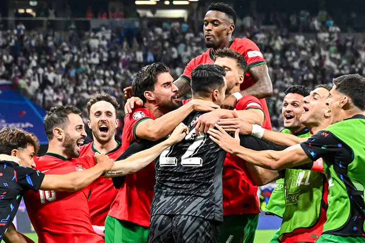 Pemain Portugal merayakan kelolosan mereka usai mengalahkan Slovenia di babak 16 besar (UEFA)