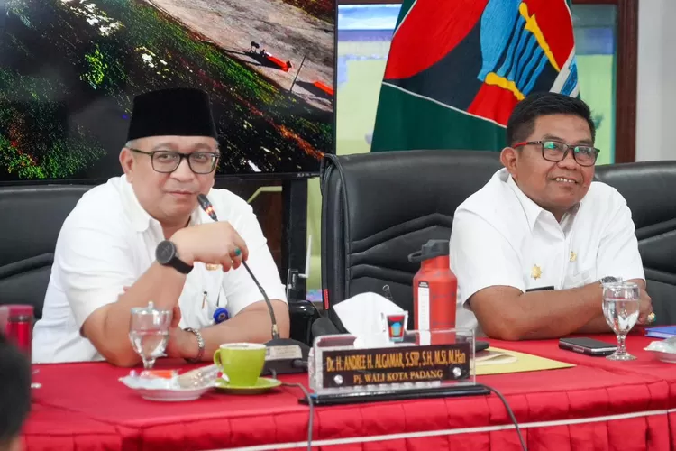 Penjabat (Pj) Wali Kota Padang Andree Algamar saat memimpin rapat menyampaikan, pelaksanaan peringatan HUT Kota Padang tahun ini sedikit berbeda dari tahun sebelumnya. (Humas Pemko Padang )