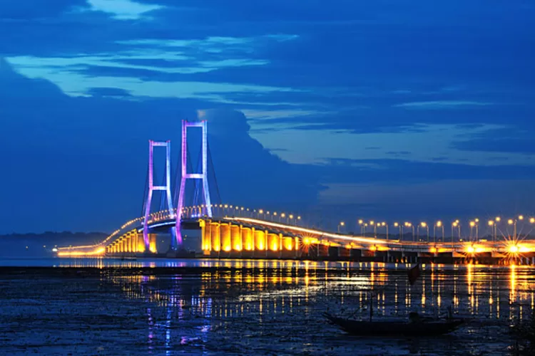 Tampak Jembatan Suaramadu yang menjadi salah satu jembatan antar pulau di Indonesia yang panjangnya berkilo-kilomter. Beberapa jembatan panjang lainnya berada di Pulau Sumatera. (Dok: Salsa Wisata)