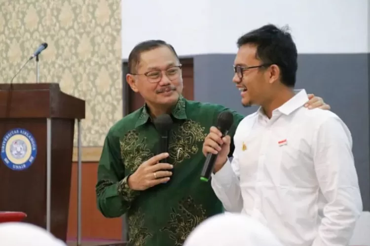 Prof.  Dr. dr. Budi Santoso, Sp.OG (kiri) (Instagram @fk_unair)