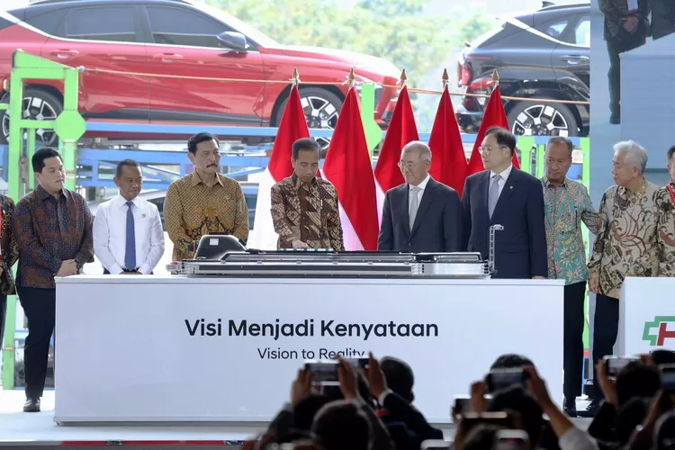 Presiden RI Joko Widodo meresmikan pabrik baterai PT Hyundai LG Indonesia (HLI) Green Power di Karawang, Jawa Barat pada Rabu, 3 Juli 2024. (Humas PLN )