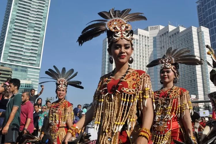 Beberapa suku yang dominan di Kalimantan Timur di antaranya Suku Dayak, Suku Kutai, Suku Berau, Suku Banjar, dan Suku Paser. Biasanya, baju adat Kalimantan Timur digunakan pada hari penting tertentu. Misalnya saat ada upacara adat. Pada zaman terdahulu, baju adat bahkan kerap dimanfaatkan sebagai pe