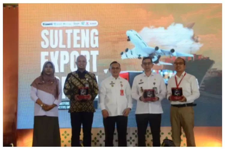 Direktur Pengembangan Pasar dan Informasi Pasar Kementerian Dalam Negeri (Kemendag) RI Arief Wibisono (kedua kiri) berfoto bersama dengan jajaran Pemprov Sulteng pada kegiatan Sulteng Export Forum 2024 di Palu.