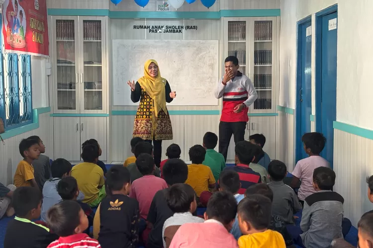 Jelang Hari Anak Nasional Tahun 2024, PLN Dukung Kegiatan Literasi di Rumah Anak Sholeh Pasie Nan Tigo Padang (Humas PLN )