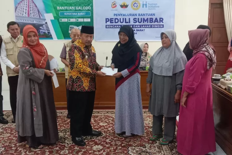 Bupati Agam Salurkan Bantuan Yayasan Yarsi dan Minang Diaspora untuk Korban Bencana Banjir Bandang  (Humas Pemkab Agam )
